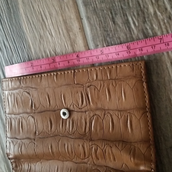 Guess Tan Wallet - Picture 8 of 10